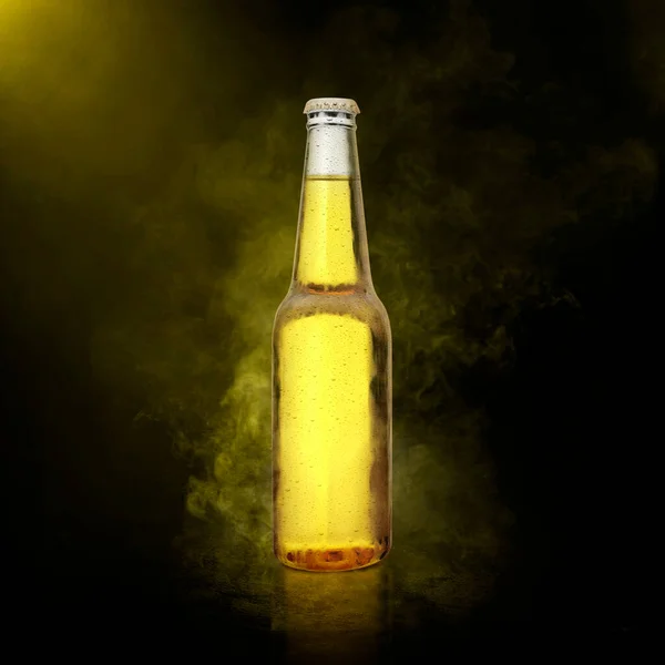 Бутылка Пива Капельками Воды Фоне Цветного Дыма Рендеринг — стоковое фото
