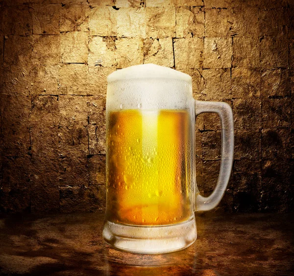 Beer Glass Dark Golden Color Background Render — ストック写真