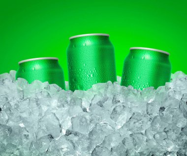 Bir kutu soğuk içecek, bir küp buz, sulu. Yaz ferahlatıcı içecek