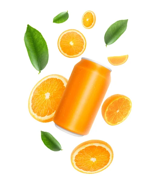 Canette Soda Orange Aluminium Oranges Juteuses Tombantes Avec Des Feuilles — Photo