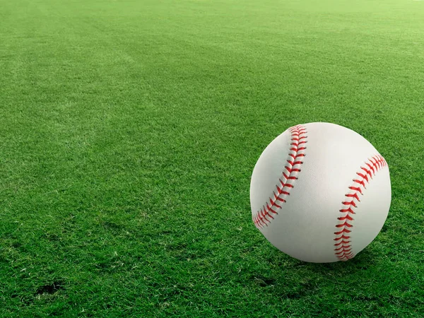 Baseball Jasně Zeleném Trávníku Zblízka Jako Makro Záběr Kopírovacím Prostorem — Stock fotografie