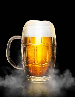 Beyaz renkli dumanlı arka planda su damlaları olan bira bardağı. 3d hazırlayıcı