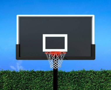 Basketbol potası arka bahçede ve parlak mavi gökyüzü