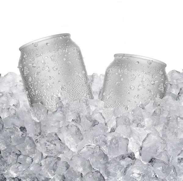 Plechovky Kapkami Vody Ledu Kostkách Ledu Izolované Bílém Pozadí — Stock fotografie