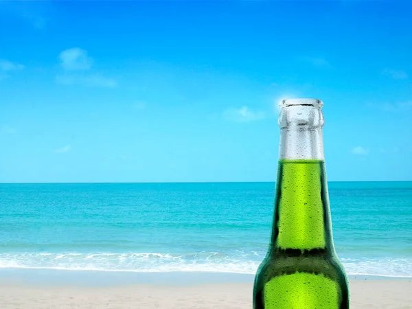 Nedávno Otevřenou Láhev Piva Krásné Pláži Tropickém Moři Tropická Krajina — Stock fotografie