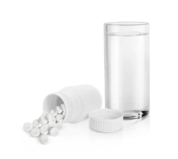 Reçetede Bir Bardak Boş Bir Plastik Ilaç Şişesi Beyaz Hap — Stok fotoğraf