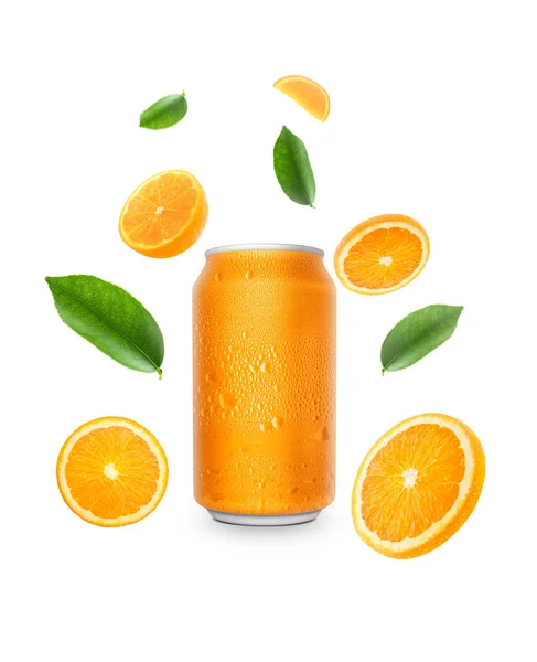 Aluminium Orangen Limonadendose Und Fallende Saftige Orangen Mit Grünen Blättern — Stockfoto