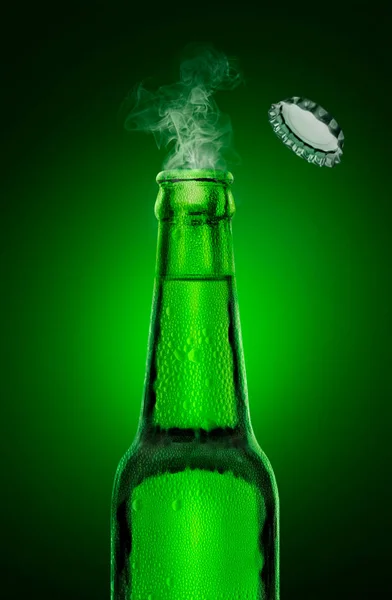 Studený Mokré Otevřené Pivo Láhev Kouřem Zeleném Pozadí — Stock fotografie