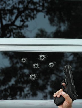 Tüfek tutan adam hırsızlık ya da hırsızlık konsepti