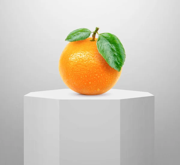 Orange Fruit Shiny White Pedestal Podium — Zdjęcie stockowe