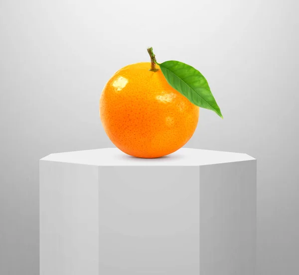 Orange Fruit Shiny White Pedestal Podium — Stockfoto