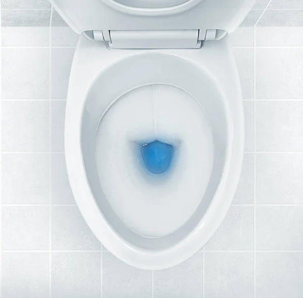 Draufsicht Auf Die Toilettenschüssel Blaues Spülmittel Drin — Stockfoto