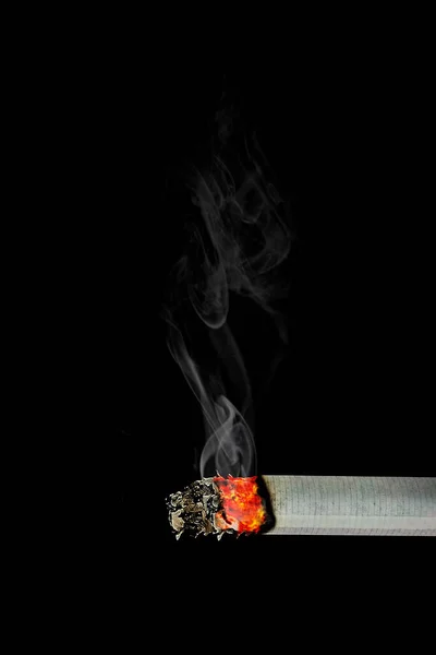 Курение Смерть Опасность Поджигают Сигареты Которые Вызывают Рак Легких Серьезные — стоковое фото