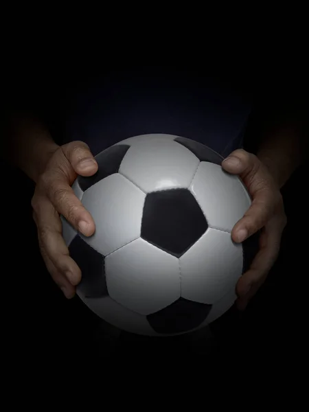 Μπάλα Ποδοσφαίρου Στο Αρσενικό Χέρι Μαύρο Φόντο — Φωτογραφία Αρχείου