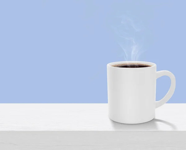 Λευκό Ρεαλιστικό Φλιτζάνι Καφέ Καπνό Λευκό Ξύλινο Τραπέζι Χώρο Αντίγραφο — Φωτογραφία Αρχείου