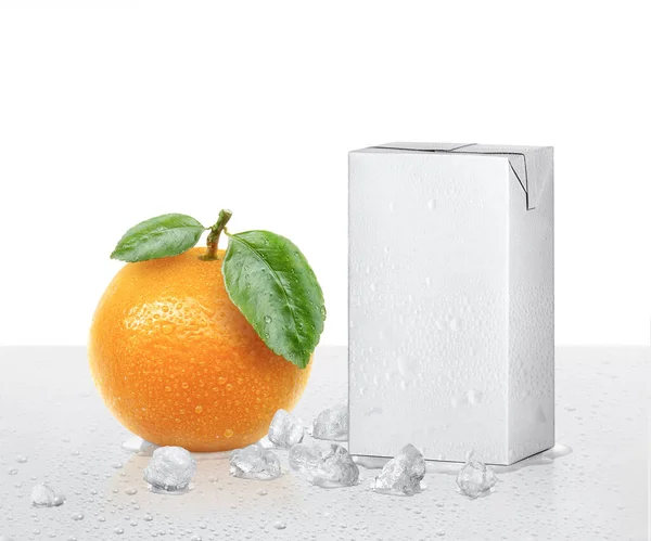 Fresh Orange Fruits Packages Box Having Drops Water — 图库照片
