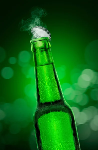 Холодная Влажная Открытая Бутылка Пива Дымом Зеленом Фоне Боке Рендеринг — стоковое фото