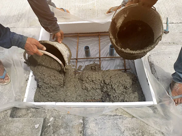 Pouring the mortar by pouring the ready-mixed concrete onto the wire mesh