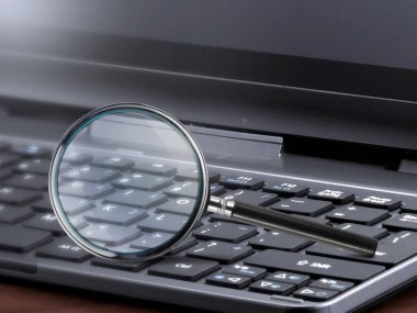 büyüteç arama kavramına sahip dizüstü bilgisayar
