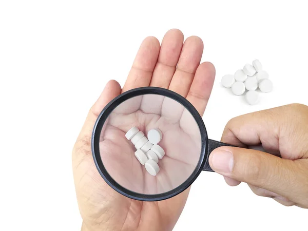 コンセプト製薬試験 薬物検査 虫眼鏡 白い背景の丸薬 — ストック写真