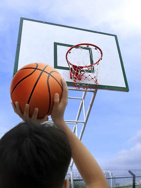 Баскетбольное Кольцо Мальчик Набирают Очки — стоковое фото