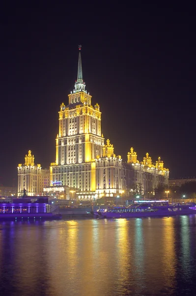 Moscovo hotel com nome Ucrânia à noite — Fotografia de Stock