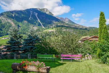       Dolomiti İtalya 'nın yüksek dağlık tatil beldesi Moena' nın geniş manzarası.                             