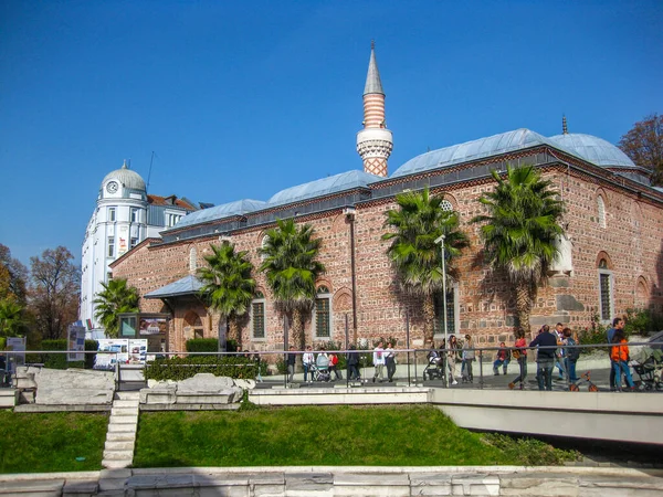 ブルガリアのプロヴディフ中心部にある中世のDzhumayaモスクをご覧ください — ストック写真