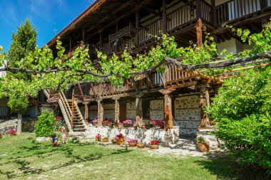 01 _ Bulgaristan 'ın Pirin Dağları' ndaki Rozhen köyü yakınlarındaki Ortaçağ Manastırı 'nın 