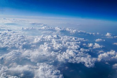 Bulutların üstünde. Fotoğraf 10.000 metre yükseklikten çekildi..