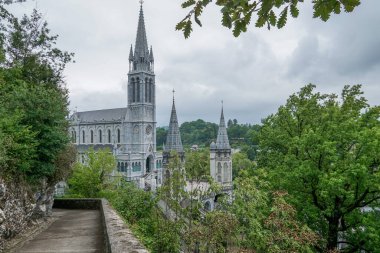 Rosaire, Lourdes, Fransa 'nın Bakire Meryem Bazilikası' na bir panorama.