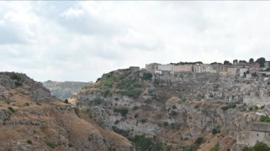 Matera, Basilicata, İtalya. Matera 'nın eski taşlarının çekimleri, tarihi evler tarihi merkezden daha karanlık, orada daha çok ilgi görüyorlar. Uçuruma bakıyorlar..
