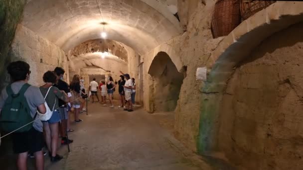Matera Basilicata Italy 2021 예인선의 바위를 들어가는 광경을 안내인은 방문객들이 — 비디오