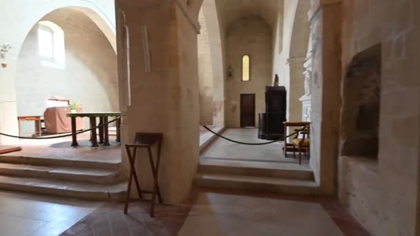 意大利Basilicata的Matera 皮埃特罗 卡韦索教堂内惊人的Pov镜头 我们从右边的过道走到祭坛前 抬头看壁画般的木制天花板 — 图库视频影像
