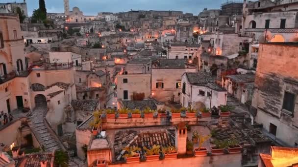 意大利Basilicata的Matera 2021年8月 在蓝色时间的潘镜头与广角镜头的方向 马特拉的Sassi方向 房子的混乱排列 在大教堂的后面 — 图库视频影像