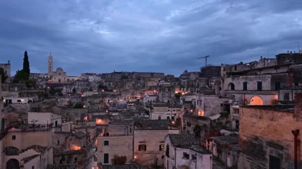 意大利Basilicata的Matera 2021年8月 在蓝色时间的潘镜头与广角镜头的方向 马特拉的Sassi方向 房子的混乱排列 在大教堂的后面 — 图库视频影像
