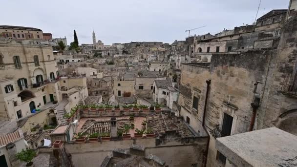 意大利Basilicata的Matera 2021年8月带有广角镜头的片断镜头从维多里奥广场的阳台向马泰拉的西侧飞去 村里的老房子乱成一团 — 图库视频影像