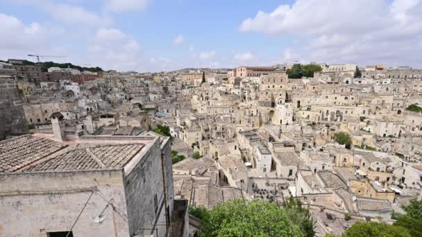 Matera的石头 在历史上的村庄 向Vittorio广场方向的泛镜头 这个城市的风景很迷人 那里的房子都是用方块建成的 而且布局混乱 — 图库视频影像
