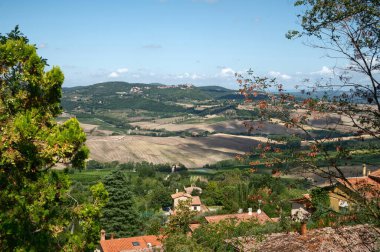 Montepulciano, Toskana, İtalya. Ağustos 2020. Toskana kırsalının muhteşem manzarası tarihi Montepulciano köyünden görülebiliyor..