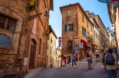 Montepulciano, Toskana, İtalya. Ağustos 2020. Çarpıcı şehir manzarası. Ana cadde tarihi köyün tepesine yükseliyor. Sokaktaki insanlar, güzel bir yaz günü.