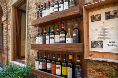 Montepulciano, Toskana, İtalya. Ağustos 2020. Şarap dükkanları zengin kaliteli şaraplarını vitrinlerde sergiliyor..