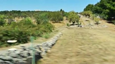 Andria, Puglia, İtalya. Ağustos 2021. Arabadan Castel del Monte 'ye doğru görüntüler. Bölgenin lüks kırsalında, kale manzaraya hakim olmak için tepenin üzerinde duruyor..