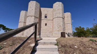 Andria, Puglia, İtalya. Ağustos 2020. Video görüntüleri Castel del Monte 'ye merdivenlerden çıkıyor. Orijinal sekizgen şekli panoramaya hakim..