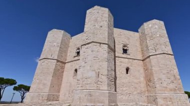 Andria, Puglia, İtalya. Ağustos 2021. POV görüntüleri Castel del Monte 'de dolaşıyor. Muhteşem açık bir yaz gününde, sahnenin hakimi güçlü yakın çekim çekimleri..
