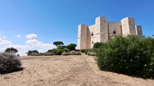 アンドリア プーリア イタリア 2021年8月 カステル モンテを歩くハメ撮り映像 晴れた夏の日には 砦はシーンを支配しています — ストック動画