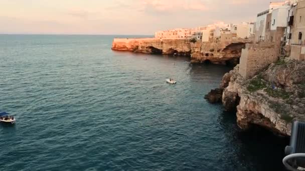 Polignano Mare Apulia Italy Tilt Footage Historic Village Overlooking Sea — Stock Video