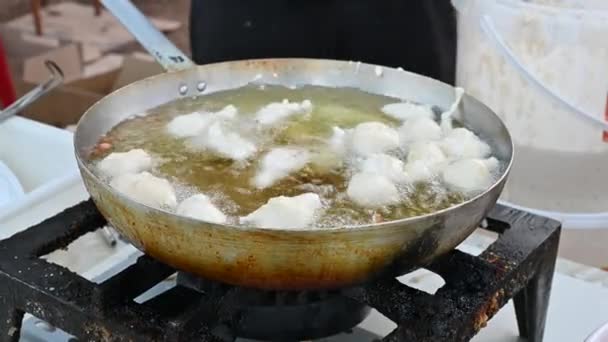 バーリ プーリア イタリア 2021年8月 熱い油で満たされた鍋のクローズアップ映像 ケシやペトルと呼ばれる揚げ生地のボールの中 屋台料理として販売される郷土料理 — ストック動画