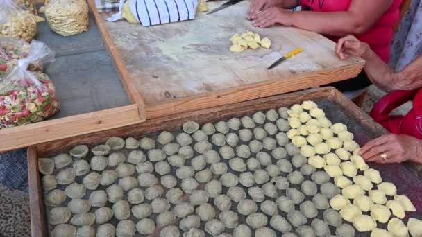 普利亚 意大利 2021年8月一位老妇人在准备煎蛋卷时的熟练双手的特写镜头 当地的面食特色菜 用敏捷的手势生面食变成了蛋黄酱 — 图库视频影像