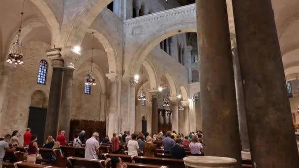 普利亚 意大利 2021年8月巴里韦奇亚的圣尼科拉大教堂内倾斜的镜头是Apulian Romanesque最好的例子 聚集在一起祈祷的人们跟随宗教仪式 — 图库视频影像
