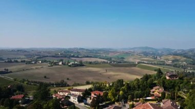 Piedmont, İtalya. Monferrato kırsalının muhteşem manzarasının görüntüsü Vignale köyünün merkezindeki Belvedere 'den bir tepenin üstünde görülüyor..